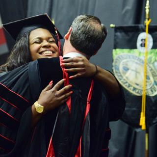 明尼斯校长拥抱一位毕业生.