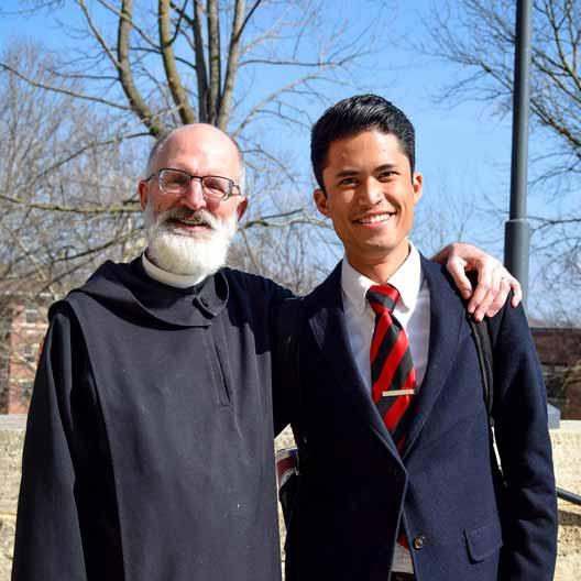 Fr. 加布里埃尔·兰迪斯和一名学生